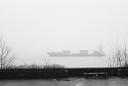 im_nebel_auf_der_elbe_2008-sw005_neopan_1600-20080129-20080129213813.jpg
