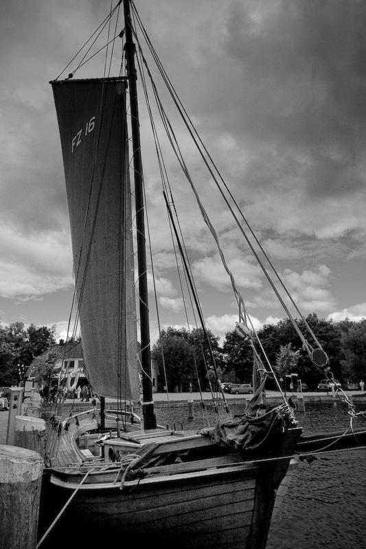 Zeesboot_in_Althagen-Ahrenshoop-CRW_1984.jpg